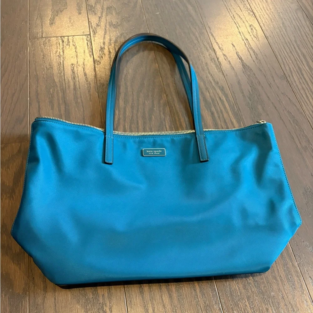 New kate spade teal nylon tote with gold-tone zipper. Excellent condition.